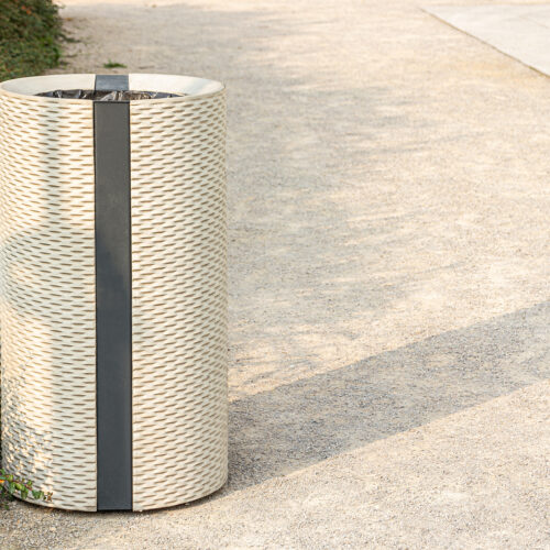 Buiten afvalbak Kruik 9 Deze moderne afvalbak voor buiten heeft een unieke geperforeerde metalen structuur die niet alleen zorgt voor extra stevigheid, maar ook bijdraagt aan een verfijnde en eigentijdse uitstraling die in elke omgeving tot zijn recht komt.